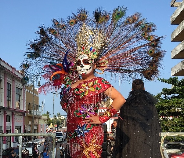 Desfile de Catrinas en Veracruz es admirado y elogiado por cientos de asistentes