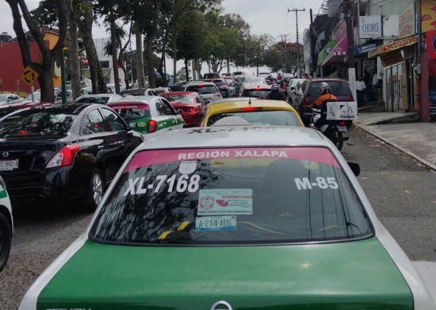 11:45 am Reportan #trafico lento en Araucarias con rumbo a Lázaro Cárdenas. Tomen precauciones.