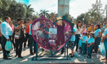 *Úrsulo Galván en apoyo a los niños con cáncer
