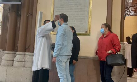 Decenas de feligreses asisten a la.parroquia con motivo del miércoles de ceniza