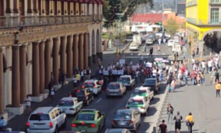Familiares de Sara Olarte bloquean calle Enríquez para exigir que que las autoridades den con su paradero
