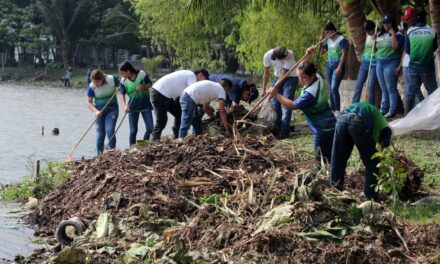 Estudiantes de San Julián limpian laguna previo Semana Santa