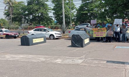 Viudas de ex trabajadores de Tamsa ponen ataúdes en Fiscalía de Veracruz