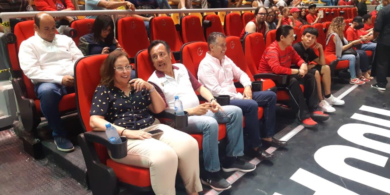 Asiste Rocío Nahle a juego de basquetbol de Veracruz, «este es mi deporte”
