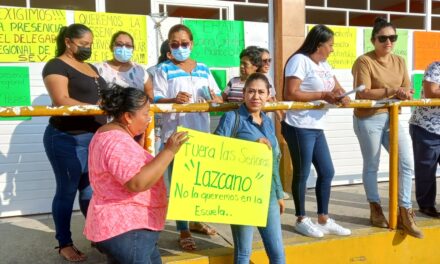 Padres toman escuela en Tihuatlán exigen expulsión de dos tutoras