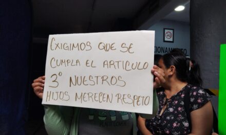 Padres de familia exigen maestro para el Jardín de Niños Octavio Paz en Tlaltetela