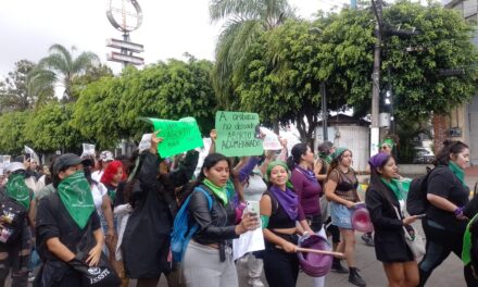 En Xalapa mujeres marchan por aborto legal y seguro