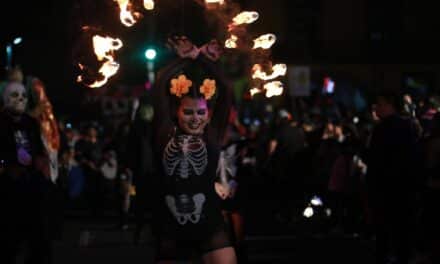 Xalapeños disfrutaron  del desfile de Catrinas neón