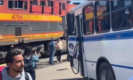 Autobús intentó ganarle al tren