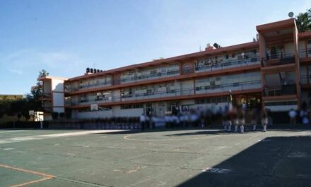 Van por operativo Mochila en secundaria de Xalapa