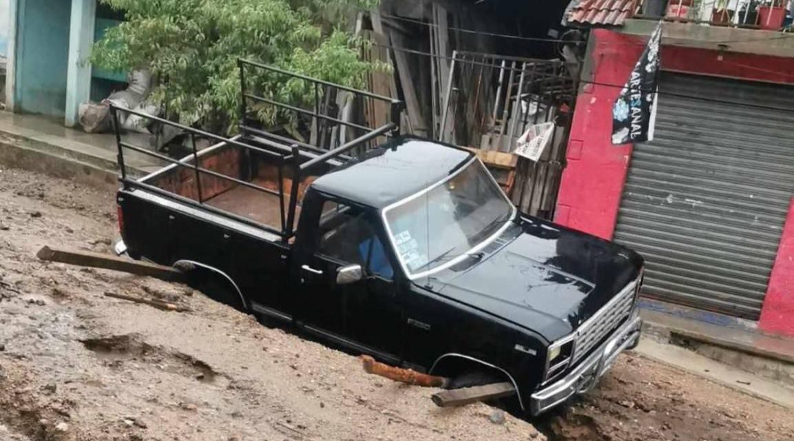 Socavón en la colonia Carolino Anaya deja vehículos atrapados