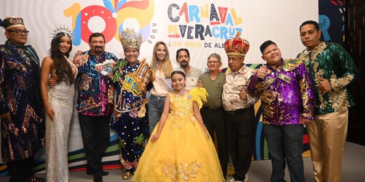 Alcaldesa Paty Lobeira de Yunes presenta a la Corte Real electa del Carnaval de Veracruz