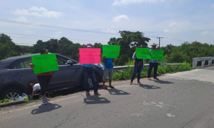 Manifestantes piden alcaldesa de Tlalixcoyan acuda a SIOP para solicitar rehabilitación del puente Pozuelos