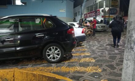 Caos vial en Escuela Secundaria General No. 5: Padres invaden calles y pasos peatonales