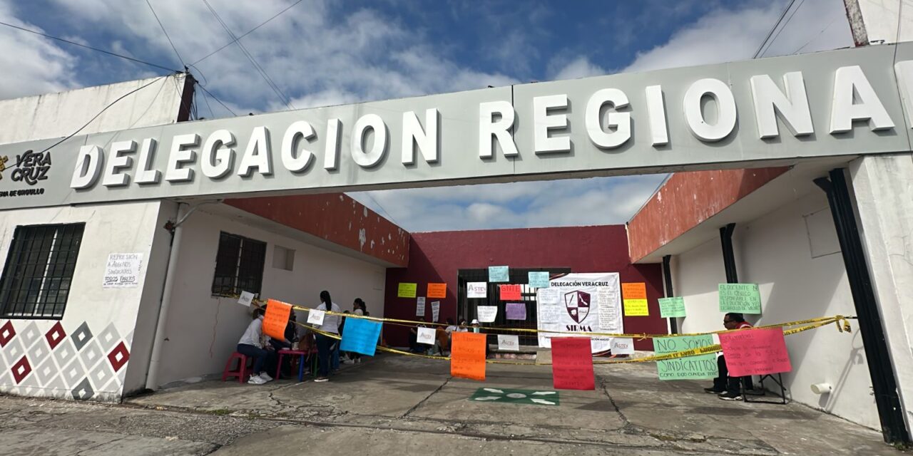 SNTE y SETSE son preferidos denuncian, toman delegación de la SEV en Veracruz puerto