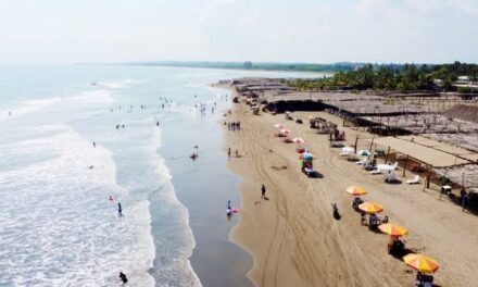 Habilitan carril con carrizos para vehículos en Playa de Chachalacas previo a Semana Santa