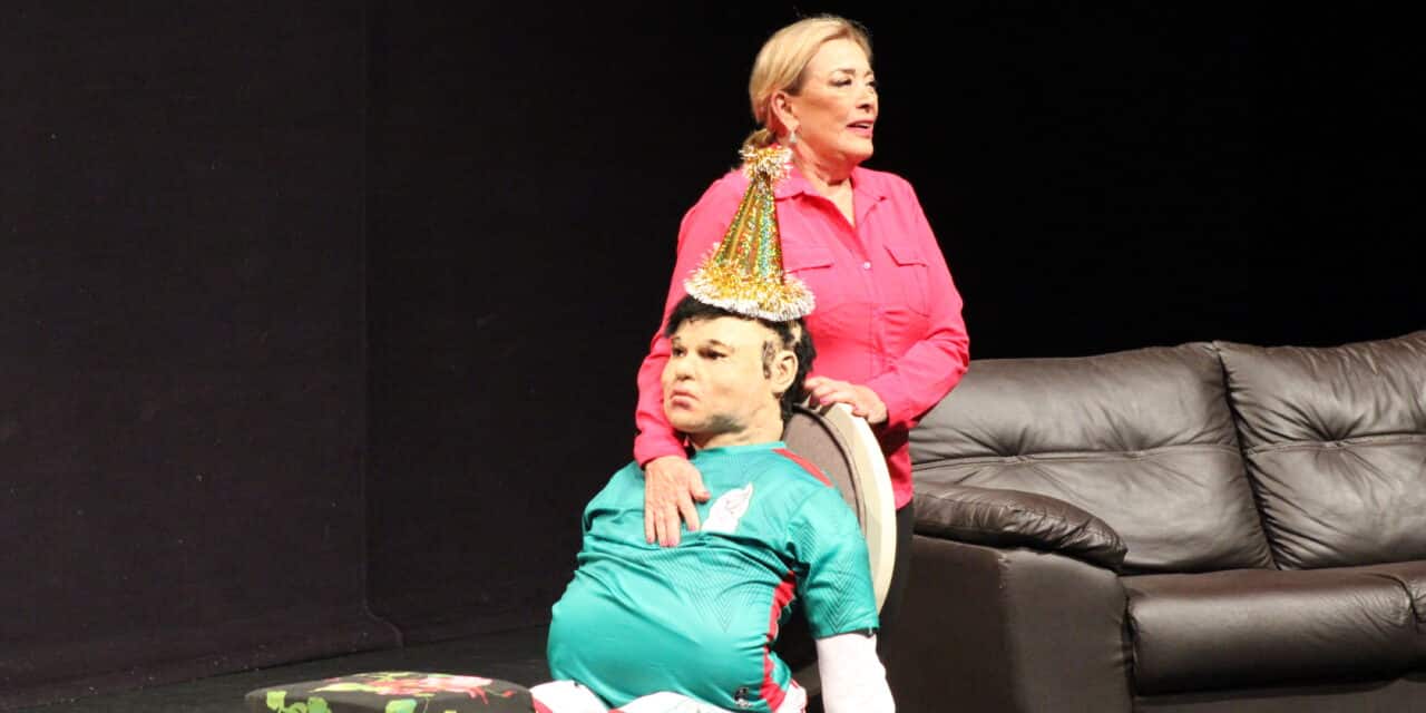 Gran ovación para la actriz Sylvia Pasquel por su monologo «No seré feliz, pero tengo marido»