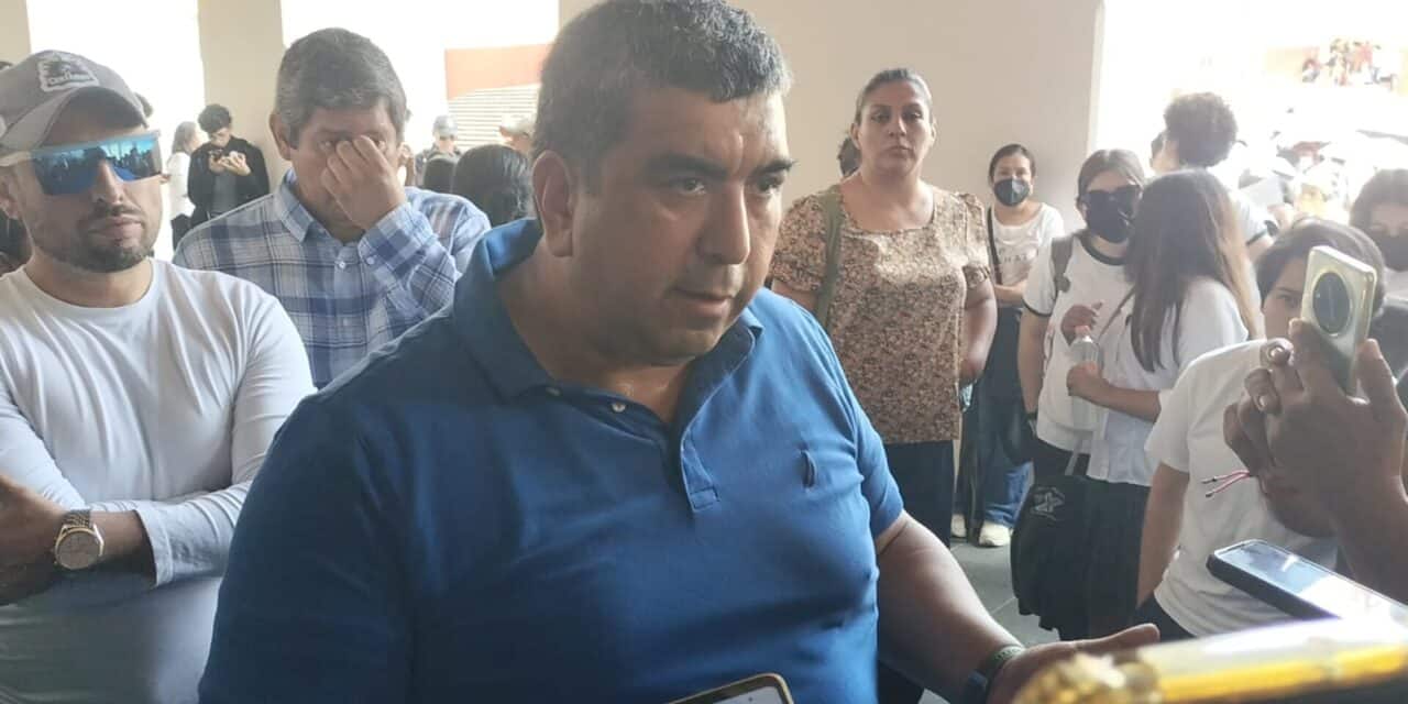 Reinstalan en sus plazas de docente  al ex director de la Prepa Juárez; tras presión social