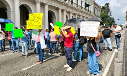 Ex trabajdores del extinto Seguro Popular se manifiestan; exigen liquidaciones