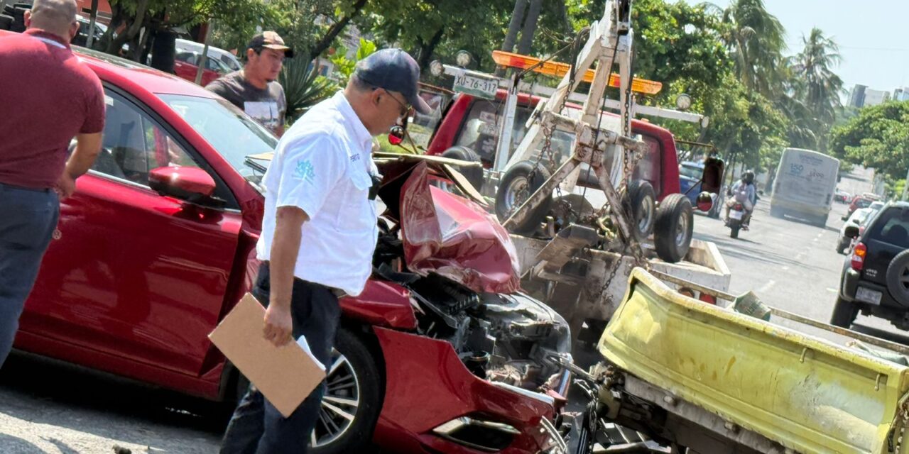 Lesionado trabajador del ayuntamiento de Veracruz tras aparatoso choque