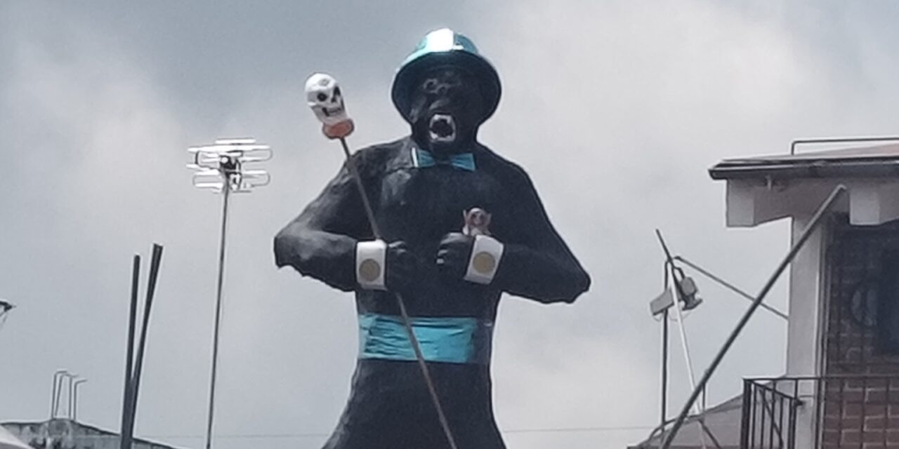 Rinden homenaje al Dr. José Zayden con el Rey Catrin Gorila en el Barrio de Xallitic