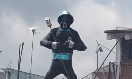 Rinden homenaje al Dr. José Zayden con el Rey Catrin Gorila en el Barrio de Xallitic