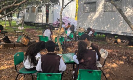 Falta de aulas obliga a estudiantes a tomar clases al aire libre en secundaria de Emiliano Zapata