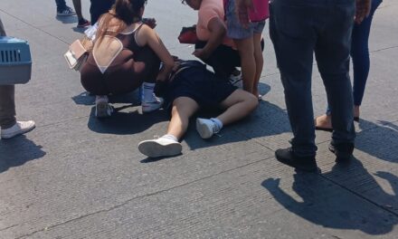 Joven es llevada al hospital tras aventarse de puente en Veracruz puerto