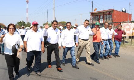 En Atencingo Puebla, el diputado Pável Gaspar Ramírez participó en el desfile por el dia del trabajo