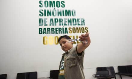 Liam, el alumno más pequeño de barbería que sorprende por su talento y dedicación