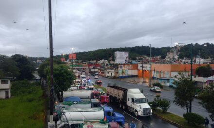 AMOTAC bloquea autopistas en Veracruz; denuncian presuntas extorsiones