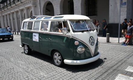 Más de 100 autos clásicos recorren Xalapa para celebrar el Día del Padre