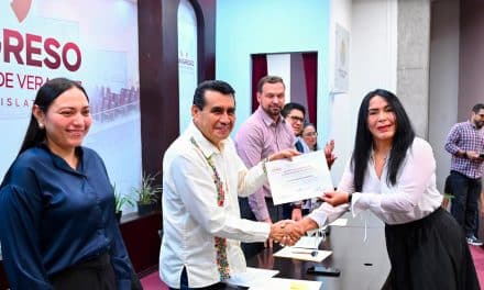 Alcaldesa de Acajete recibe reconocimiento por su Plan de Desarrollo Municipal 2026-2029