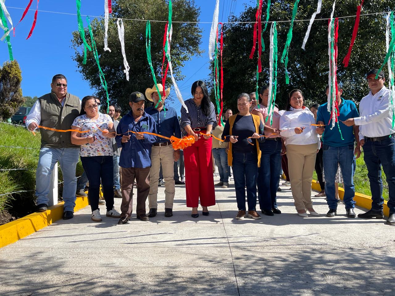 Alcaldesa de Acajete Claudia Nava inaugura pavimentación en Plan de Sedeño