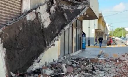 Se desploma balcón de edificio abandonado en Centro Histórico de Veracruz