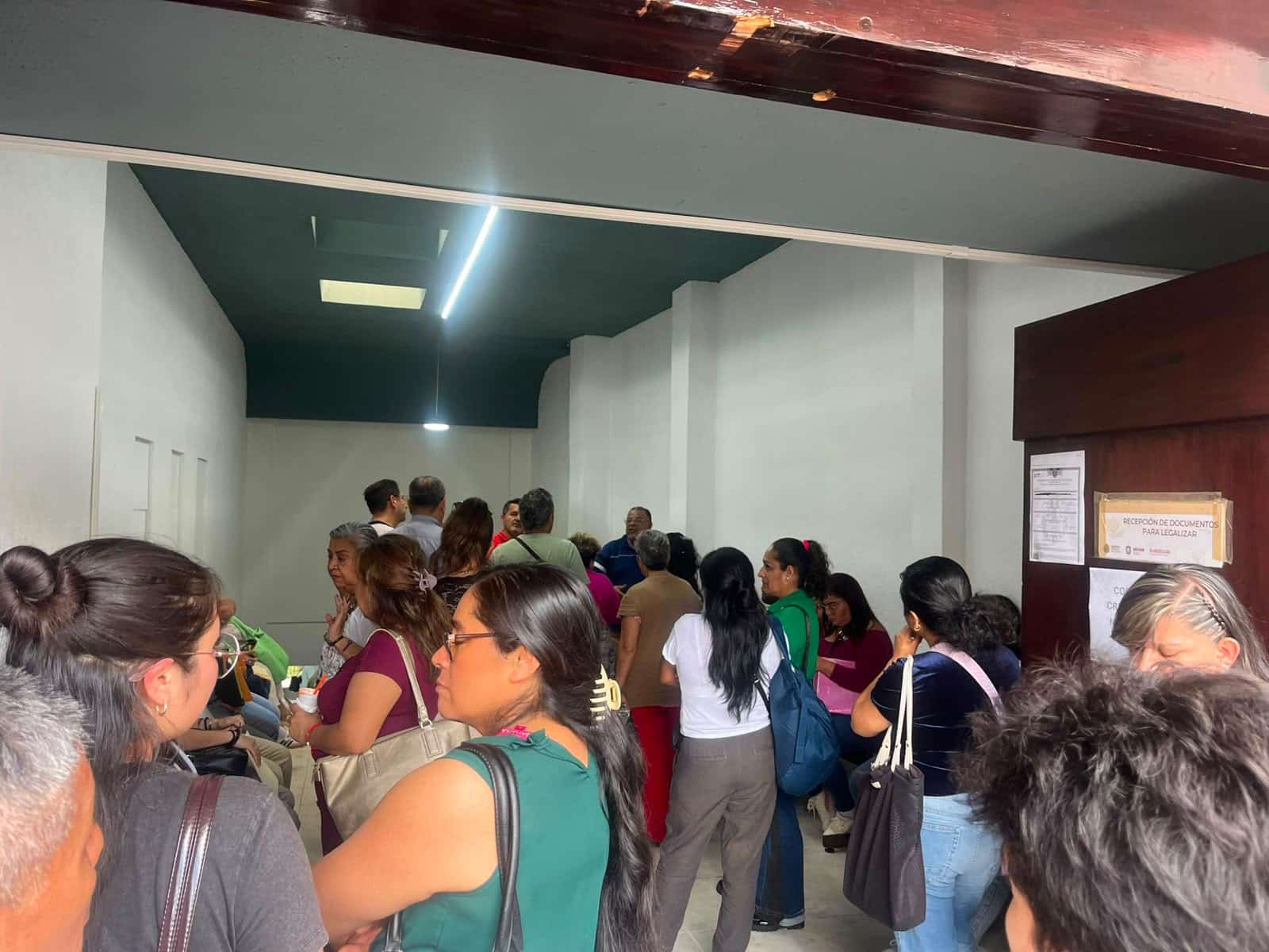 Caos por trámites de certificado de bachillerato: solicitantes hacen filas de hasta dos días