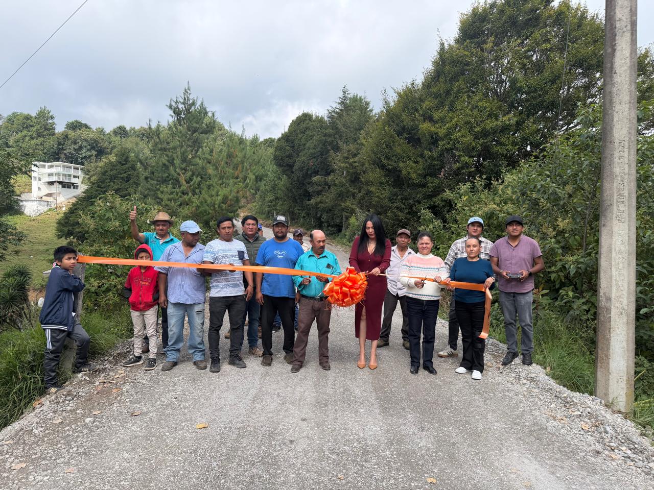 Ayuntamiento de Acajete entrega rehabilitación del camino Plan de Sedeño–Mesa de la Yerba