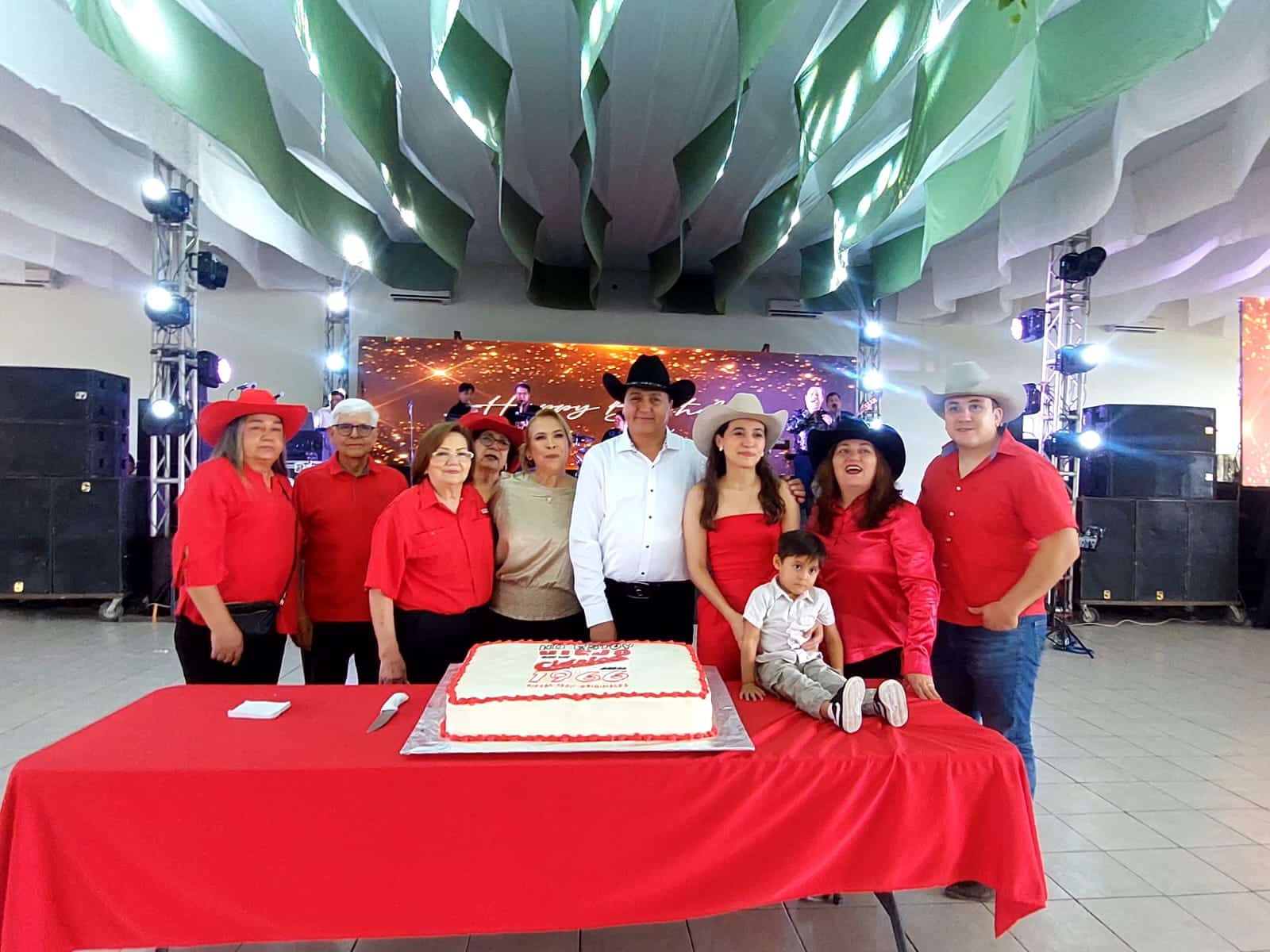 Ramón Díaz Ávila celebra 60 años de vida rodeado del cariño de su familia, amigos y compañeros