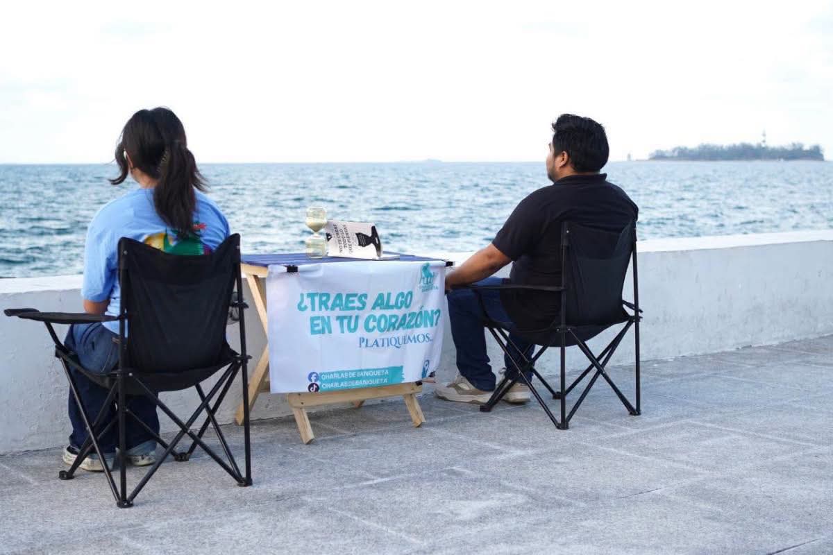 «Charlas de Banqueta»: La iniciativa que lleva la escucha de la salud mental al bulevar de Veracruz