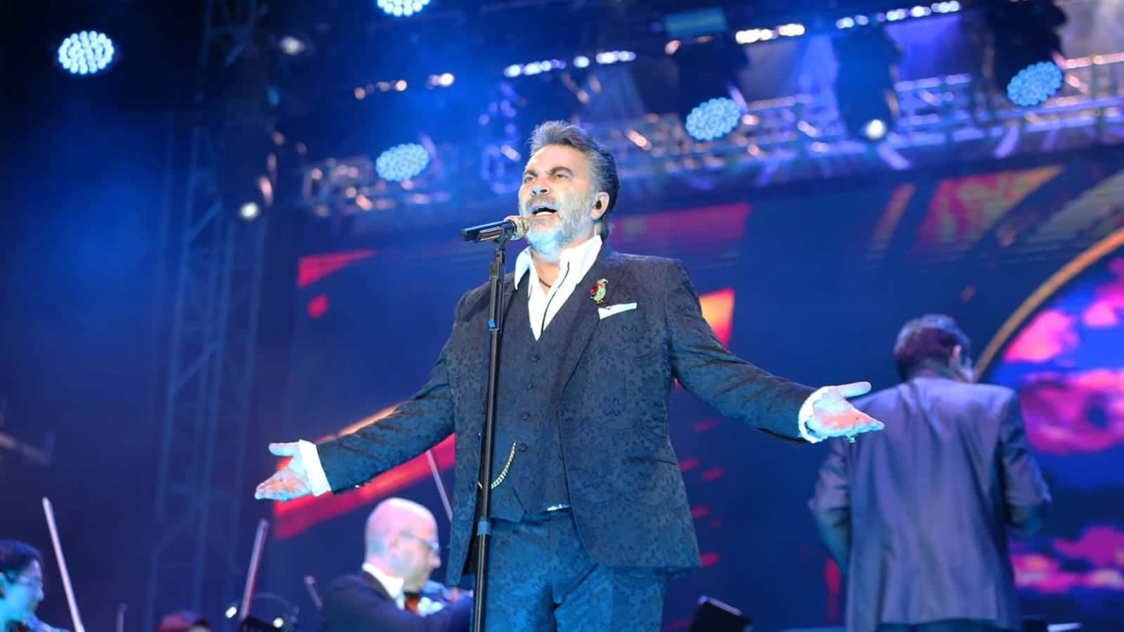 Mijares vestirá de gala el WTC Veracruz con un monumental show sinfónico por sus 10 años de gira