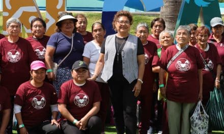 Tere Alfaro acompaña a más de 600 adultos mayores al parque acuático