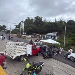 Bloquean carretera a Xalapa; exigen destitución de maestro por presunto maltrato